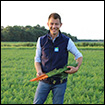Clément Letierce dans champ de carottes